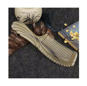 Peine de cuerno hecho a mano de alta calidad con bordes redondeados y suaves, antiestático, para uso diario. - Product Image 1