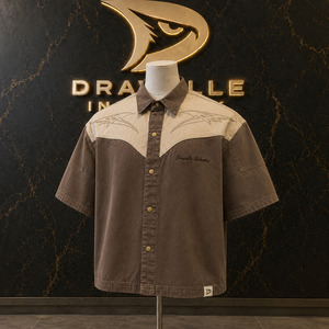 เสื้อเชิ้ตทรงบ็อกซี่สไตล์ตะวันตกแบบลำลองสำหรับผู้ชาย สีน้ำตาลมอคค่า แขนสั้น แต่งปกเสื้อประดับคริสตัล - Product Image 1