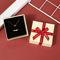 Boîte à bijoux carrée en carton pour bagues, colliers, boucles d'oreilles, cadeaux pour femmes, emballage avec éponge à l'intérieur pour le rangement