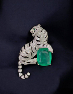 Broche de luxe au design magnifique avec finition haut de gamme, bijou élégant pour les occasions spéciales et les soirées. - Product Image 2