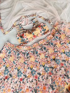 เลเฮนกาโชลีสีชมพูอ่อนสุดฮิต ดีไซน์เนอร์ ชุดเสื้อเชิลลีแบบไม่มีแขนปักลาย พร้อมกางเกงทรงบานพิมพ์ลายดอกไม้ ผ้าคลุมไหล่เนื้อนุ่ม 3 ชิ้น - Product Image 2