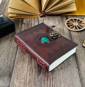 Diario de cuero repujado con piedra verde y cierre metálico – Diario hecho a mano - Product Image 1