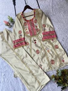 Conjunto coordinado exclusivo y moderno para la temporada de bodas con top bordado con espejos y lentejuelas y pantalones palazzo. - Product Image 5