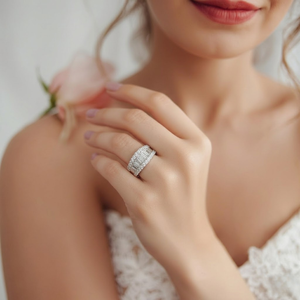 Bague d'anniversaire large à trois rangs en or blanc massif 18 carats avec diamants baguette naturels et diamants ronds taille brillant, sertis pavé en canal - Product Image 3