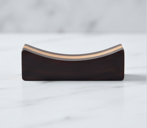 Reposacucharas de madera bicolor, curvo, de madera oscura y clara, con forma cóncava, para usar en la mesa de la cocina. - Product Image 3