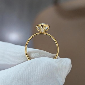 แหวนเพชรทรงรีดีไซน์ทันสมัยแบบมินิมอล ฝังเพชรแล็บโกรว์ ขอบทองคำขาว 14K รับรองโดย IGI ความใส VS+ แหวนเพชรสำหรับผู้หญิง - Product Image 5