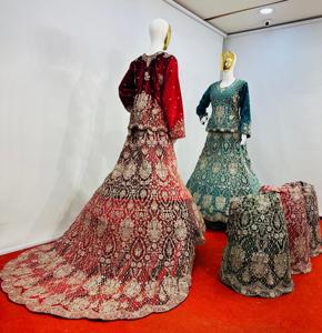 Designer Velvet Crop Trail Lehenga avec une pierre Jarkan lourde et un long sentier coulant 7 designs tendances - Product Image 1