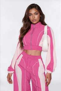 Conjunto Deportivo Impermeable Unisex Color Rosa con Bloques de Color, Corte Regular, Estilo Y2K, Top Corto con Capucha y Pantalones con Cordón Ajustable - Product Image 2