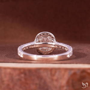 Bague de fiançailles en or blanc 10K avec halo de diamants de laboratoire taille coussin allongée 1 carat, certifiée IGI, et pavé de diamants - Product Image 3