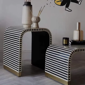 Una consola con incrustaciones de hueso hecha a medida con artesanía exquisita con soportes moldeados de latón y llamativo patrón de rayas - Product Image 5