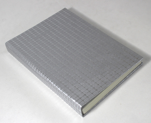 Cuaderno de Viaje Camelon Exports, Diario Hecho a Mano con Papel de Algodón Libre de Ácido, Madera Reciclada, Relieve a Cuadros, Tapa Dura Plateada Metálica - Product Image 2