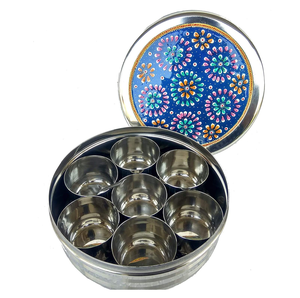 Boîte à épices en laiton brillant avec couvercle gravé et cuillère, en métal, pour masala, disponible à prix abordable - Product Image 2