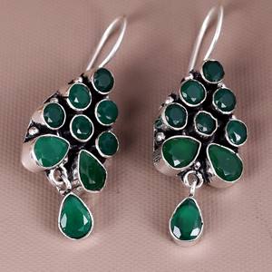 Boucles d'oreilles pendantes en argent oxydé, style bohème tribal ethnique, motif floral, avec grappe de pierres vertes, bijoux vintage pour festival - Product Image 2