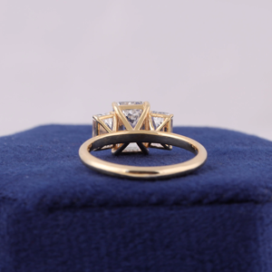 Anillo de compromiso con diamante de corte esmeralda para mujer, estilo clásico, oro amarillo, diamantes cultivados en laboratorio con certificación IGI - Product Image 4