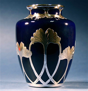 Vase compact bleu marine avec des superpositions de feuilles de ginkgo argentées brillantes et un rebord poli, disponible à prix de gros. - Product Image 1