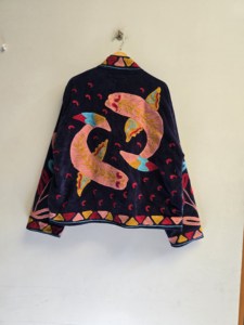 Chaqueta de terciopelo azul marino Suzani para mujer, bordada a mano con peces tropicales, abrigo étnico bohemio, ropa de abrigo de diseñador al por mayor para exportación - Product Image 2