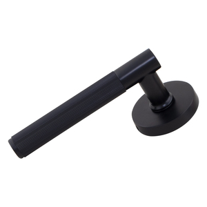Ensemble de poignées de porte à mortaise modernes en laiton massif texturé, avec roseau rond, finitions noir mat PVD, or rose, or AB, acier inoxydable mat, et serrure à levier intérieure - Product Image 4