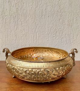 Bol décoratif traditionnel en laiton Urli avec poignées en forme de paon, bol Urli en laiton artisanal avec paons sculptés - Product Image 1