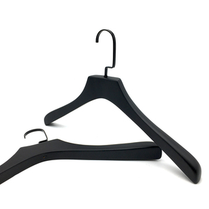 Cintres en bois noir personnalisés de haute qualité avec logo pour manteaux épais pour hommes - Cintre élégant et simple - Product Image 3