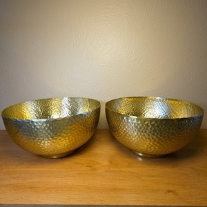 Frutero grande de metal de alta calidad con acabado dorado y borde con ribete para decoración de mesa - Product Image 1