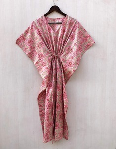 ชุดเดรสยาวผ้าฝ้ายอินเดียลายดอกไม้  แบบสบายๆ  เป็นมิตรกับสิ่งแวดล้อม เหมาะสำหรับใส่คลุมชุดว่ายน้ำหรือใส่เป็นชุดนอน  ตกแต่งด้วยขนนก  พร้อมดีไซน์เอวเข้ารูป - Product Image 4