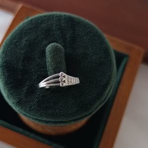 Anillo de Zirconia Cúbica Estilo Vintage Revalia Vms115, Anillo Elegante y Clásico para Mujer, Regalo de Boda o Compromiso, Joyería Fina - Product Image 3