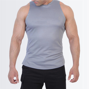 Camiseta sin mangas gris para hombre, cuello redondo, corte ajustado, para gimnasio, entrenamiento, culturismo y fitness. - Product Image 1