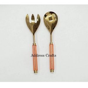 Ensemble de service à salade grand format à prix abordable avec manche en marbre, cuillère et fourchette de service plaquées or, ustensiles de cuisine, couverts - Product Image 4