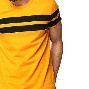 Camiseta Casual de Punto para Hombre, Cuello Redondo, Manga Corta, Ajustada, Color Amarillo con Ribete en Contraste de Rayas Negras - Product Image 3