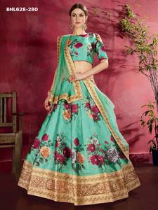 Lehenga-Choli et Dupatta en soie artistique de dernière génération, magnifiquement imprimés de motifs floraux, avec broderies de paillettes et travail de perles - Fournisseur indien - Product Image 2