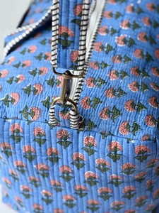 Bolsa de lona acolchada de algodón hecha a mano con elegante estampado en bloques, asas resistentes, ligera y espaciosa, perfecta para el fin de semana. - Product Image 4