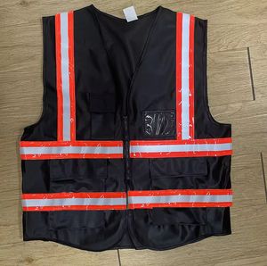 Chaleco de Seguridad Reflectante de Alta Visibilidad de Nuevo Material, Color Rosa, con 5 Bolsillos, Personalizable con Logotipo Impreso - Product Image 2