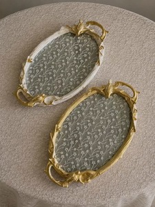 2 plateaux décoratifs ovales français avec poignées plaquées or et motif floral en dentelle - Product Image 5