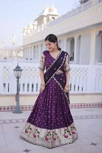 Vêtements ethniques indiens en soie Dola avec tissage Meena, sequins, broderie, dentelle, Lehenga Choli pour les mariages - Product Image 4