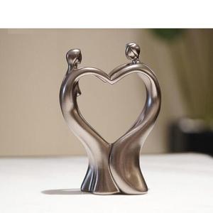 Escultura de aluminio fundido hecha a mano que refleja contornos orgánicos, profundidad cultural, textura refinada y elegancia artística moderna. - Product Image 2