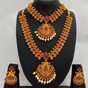 Conjunto de Collar, Pendientes y Tocado de Perlas de Imitación con Baño de Oro, Diseño Floral Largo Rani Haar, Joyería Étnica de Moda - Product Image 2