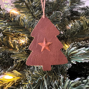 Juego de Adornos Navideños de Cuero Hechos a Mano con Diseños de Casa de Árbol, Estrella, Tortuga y Campana con Detalles de Costura, Decoración Perfecta - Product Image 4