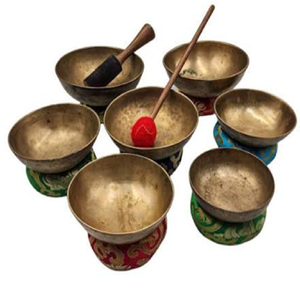 Juego de cuencos tibetanos de latón pintados en siete colores con motivos tradicionales, disponible a precios de mayorista. - Product Image 1