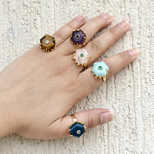 Bague ajustable en laiton plaqué or 18 carats avec apatite et jade sertis à griffes, motif hexagonal géométrique, ornée de zircons blancs, style créateur, ouverte et perlée - Product Image 6