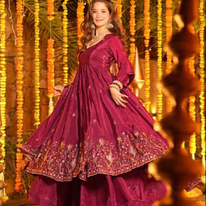 Ensemble Anarkali moderne pour mariage en soie crêpe naturelle, avec robe rembourrée, broderie de sequins de 4 mètres et 5 mm, pantalon palazzo et dupatta - Product Image 1