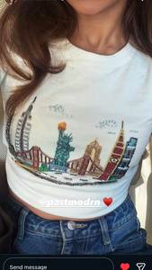 เสื้อยืดปักลูกปัดสีขาวทำมือพร้อมลายกราฟิกรถสีเหลืองและเส้นขอบฟ้าเมืองหลากสีสัน - Product Image 5