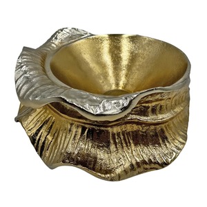 Cuenco decorativo de latón multiusos, perfecto para servir frutos secos y dulces, y como elegante centro de mesa de exhibición, procedente de la India. - Product Image 1