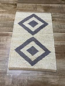 Tapis d'entrée tressé biodégradable et durable, fabriqué à partir de fibres végétales renouvelables, antidérapant, design moderne pour les citoyens soucieux de l'environnement - Product Image 2