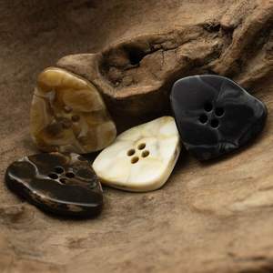 En stock Bouton en corne de buffle naturelle véritable à 4 trous Bouton de costume noir vierge écologique pour costumes pour hommes - Product Image 4