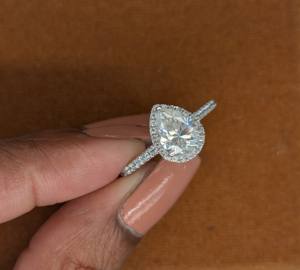 Bague de fiançailles et de mariage pour femme en or blanc 14 carats massif, sertie d'un diamant de laboratoire taille poire de 1 carat, certifié IGI, style vintage, avec halo. - Product Image 4