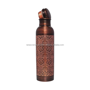 Bouteille d'eau en cuivre traditionnelle avec finition antique, gravure florale décorative, réutilisable, avec couvercle, unisexe, pour la maison, le bureau et les voyages - Product Image 1