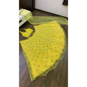 Hermosos conjuntos amarillos de lehenga choli para mujer de FB para fiestas con adornos de lentejuelas y trabajo Zari - Product Image 1