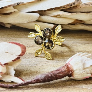 Anillo botánico de latón con cuarzo ahumado, estilo floral vintage, inspirado en la naturaleza, con textura de hoja, chapado en oro, venta al por mayor, anillo para mujer. - Product Image 5