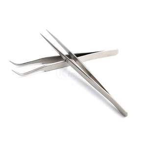 Pinces à épiler professionnelles avec pointes de précision affûtées pour le soin des sourcils et les applications de maquillage haut de gamme - Product Image 1