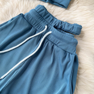 Conjunto de dos piezas para mujer: top halter tejido liso y pantalones rectos elásticos transpirables con tirantes cortos - Product Image 2
